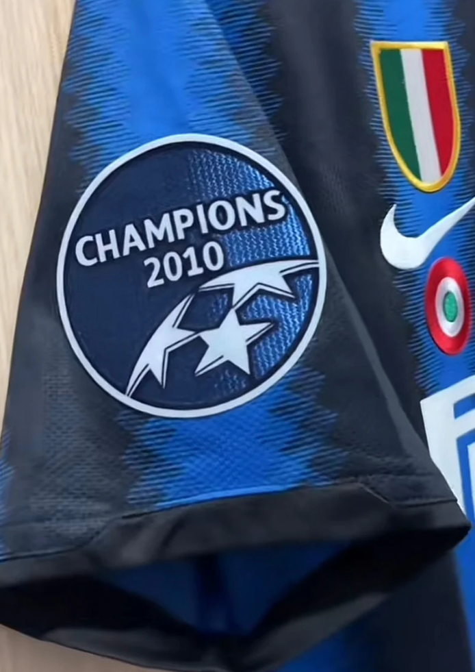 Camisola Inter Retro 2010 - Com Escudo e Patchs