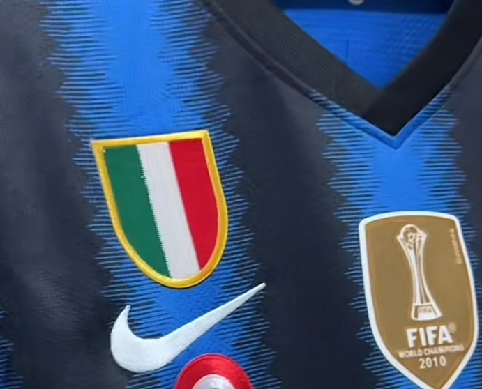 Camisola Inter Retro 2010 - Com Escudo e Patchs